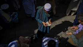Pentru ca restul familiei să aibă ce mânca, un afgan încerca să-și vândă la piață fiica de 4 ani: „Nu e o alegere, e disperare”